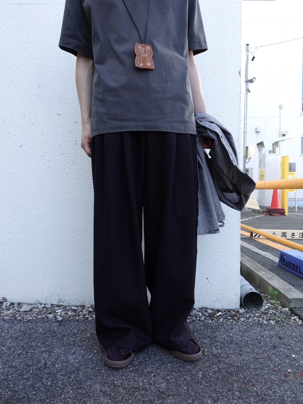 グレー系のシャツ/ブラウス、ホワイト系のTシャツ/カットソー、ブラック系のスラックスを着用したメンズの夏コーディネートの4枚目の写真