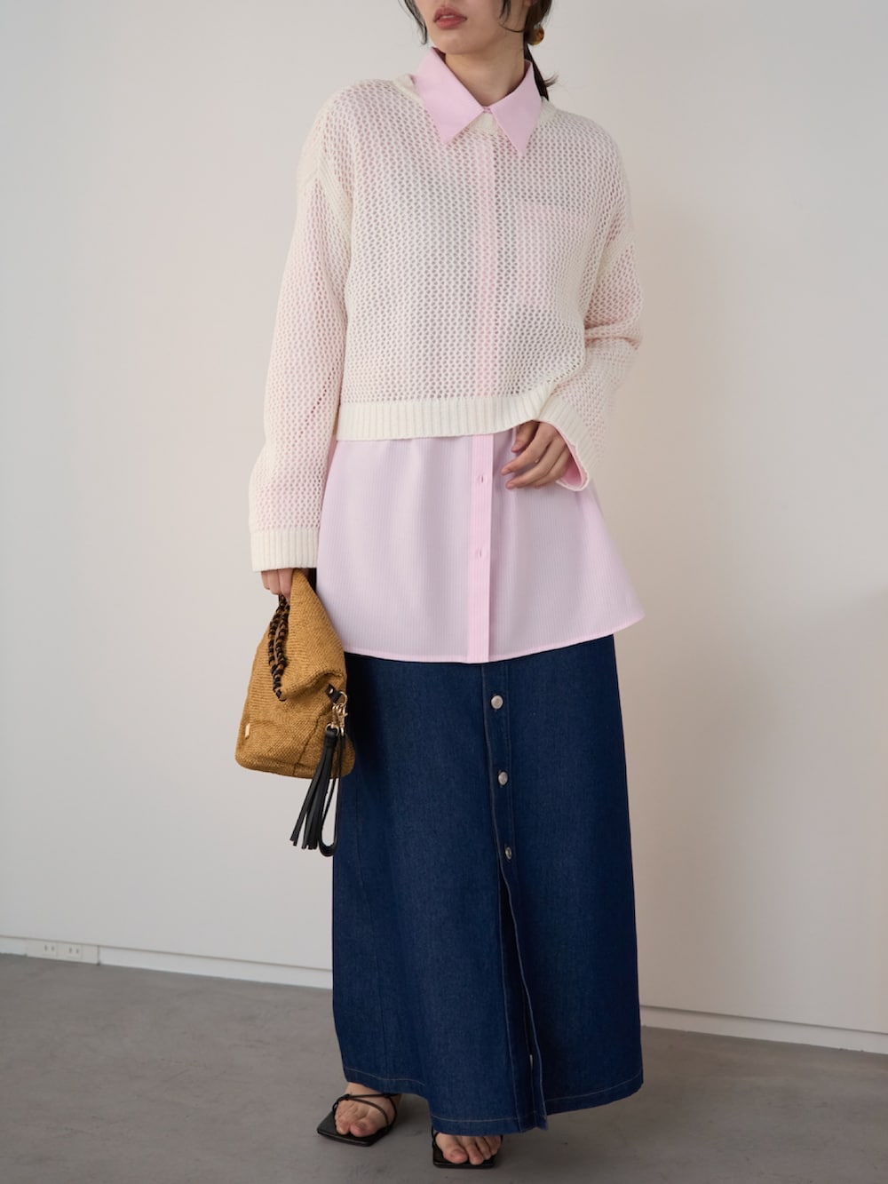 ホワイト系のTシャツ/カットソー、ピンク系のシャツ/ブラウス、ブルー系のデニムスカートを着用したレディースの春コーディネートの2枚目の写真