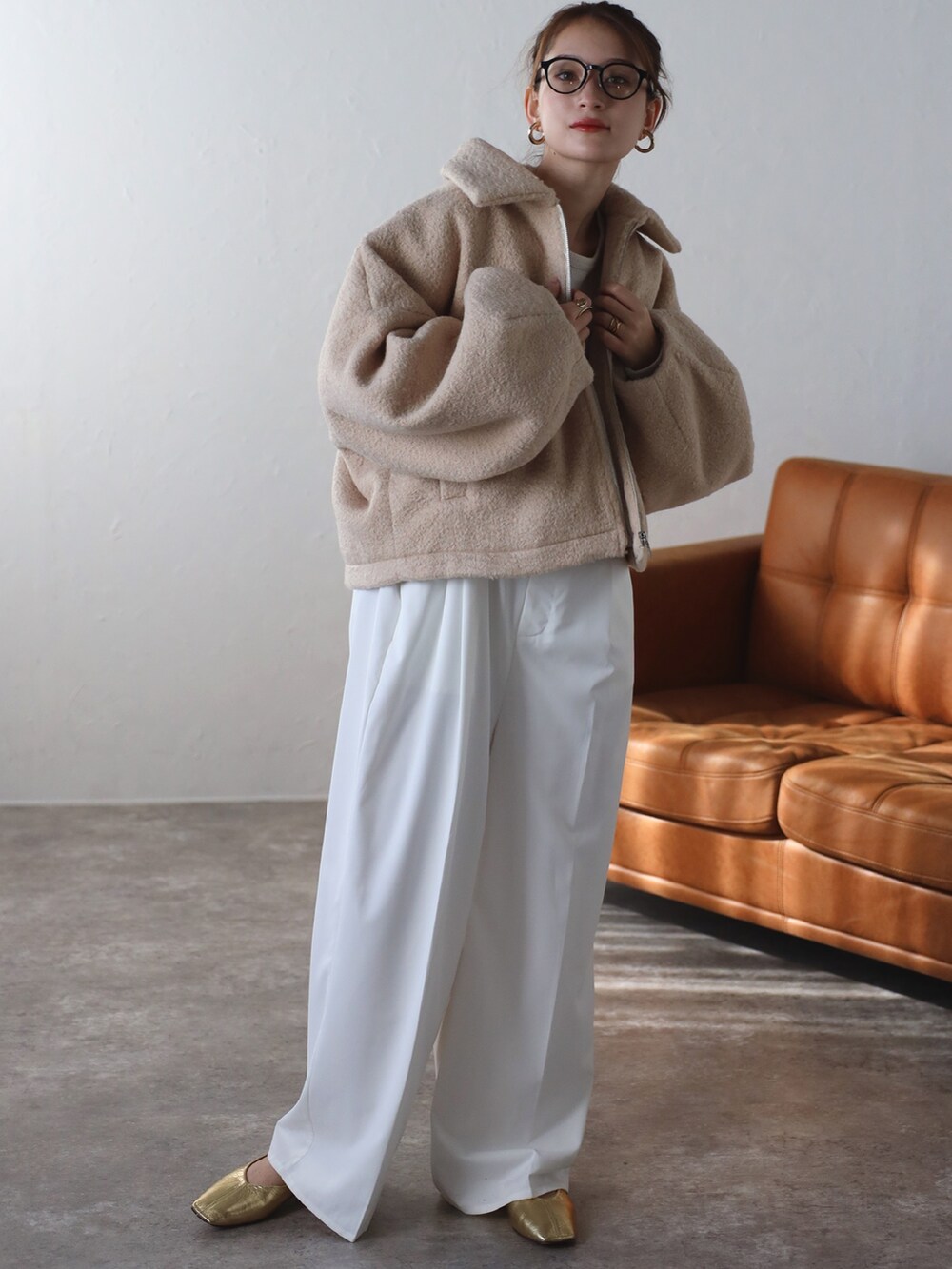 ベージュ系のブルゾンを着用したレディースの秋コーディネートの2枚目の写真