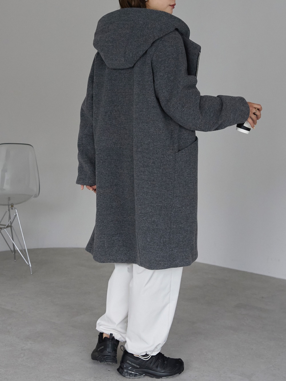 グレー系のその他アウターを着用したレディースの秋コーディネートの5枚目の写真