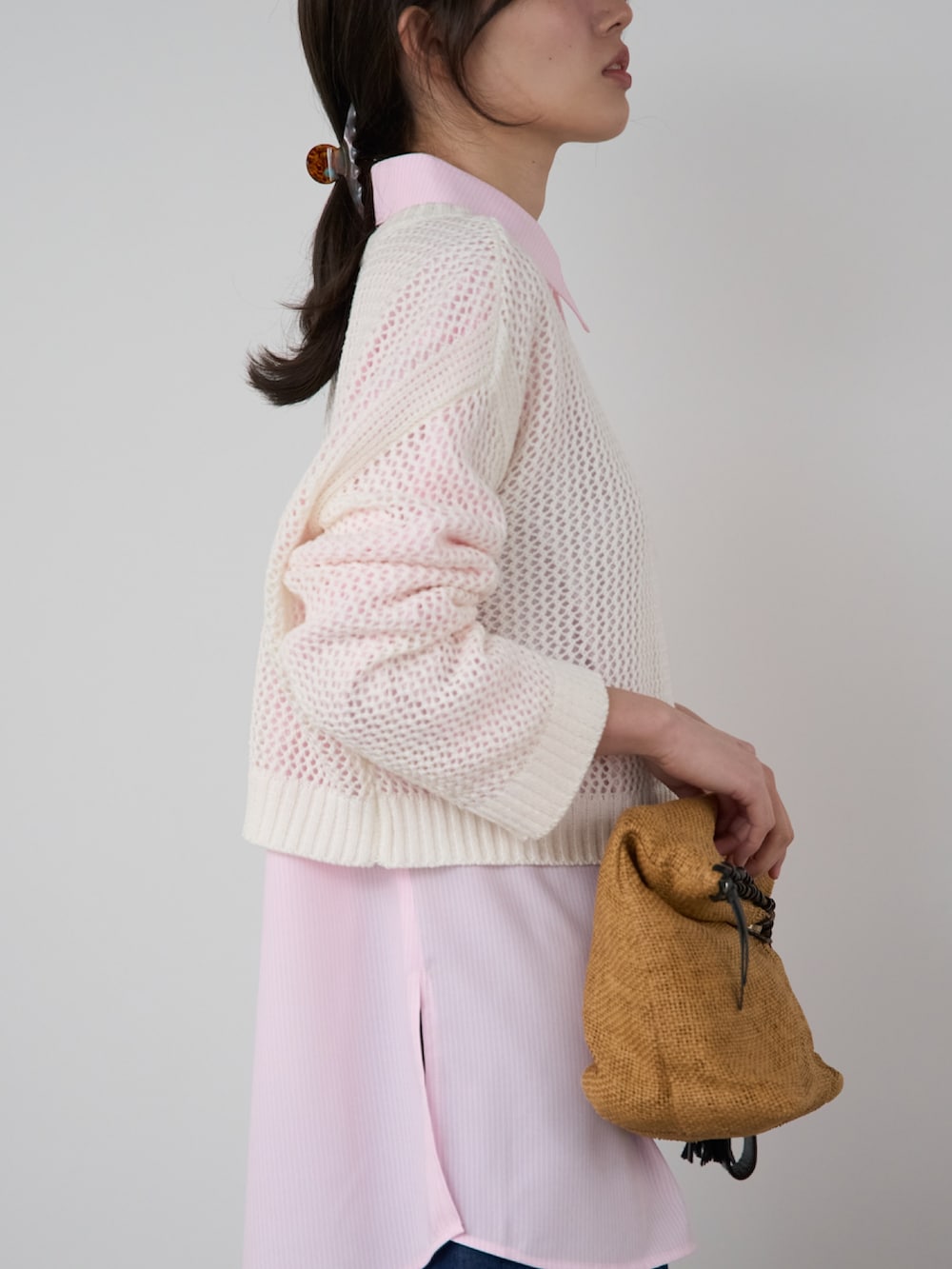 ホワイト系のTシャツ/カットソー、ピンク系のシャツ/ブラウス、ブルー系のデニムスカートを着用したレディースの春コーディネートの4枚目の写真