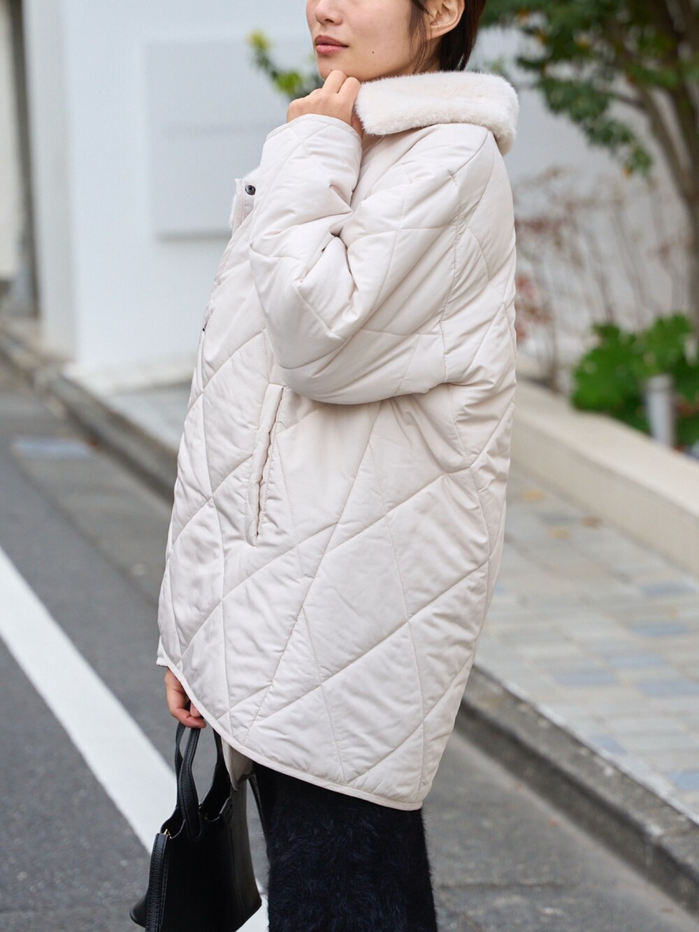 ホワイト系のその他アウター、ブラック系のスカートを着用したレディースの冬コーディネートの5枚目の写真