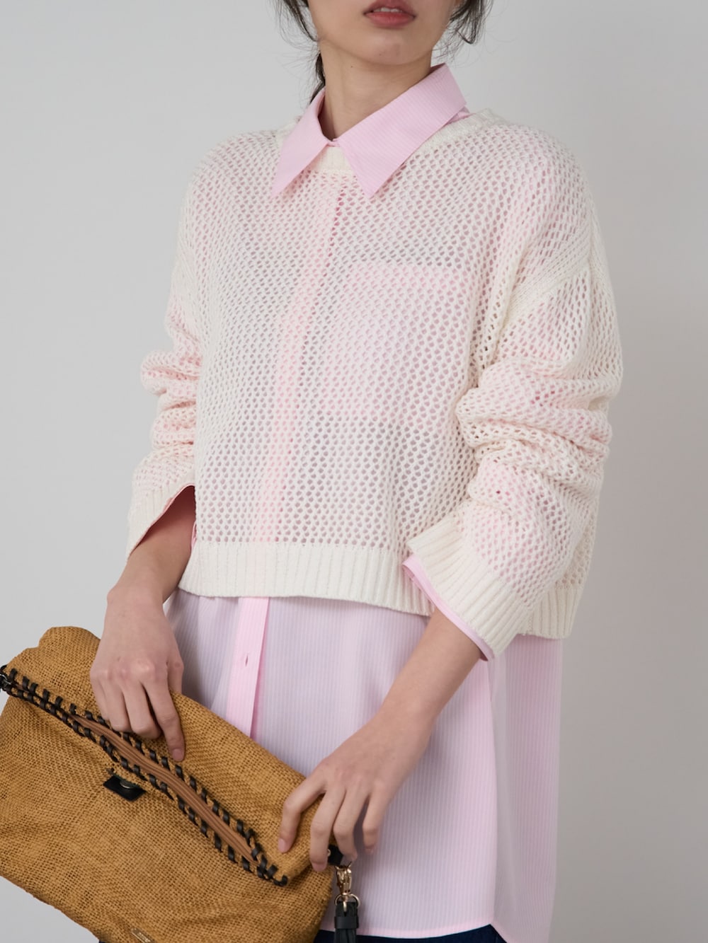 ホワイト系のTシャツ/カットソー、ピンク系のシャツ/ブラウス、ブルー系のデニムスカートを着用したレディースの春コーディネートの3枚目の写真