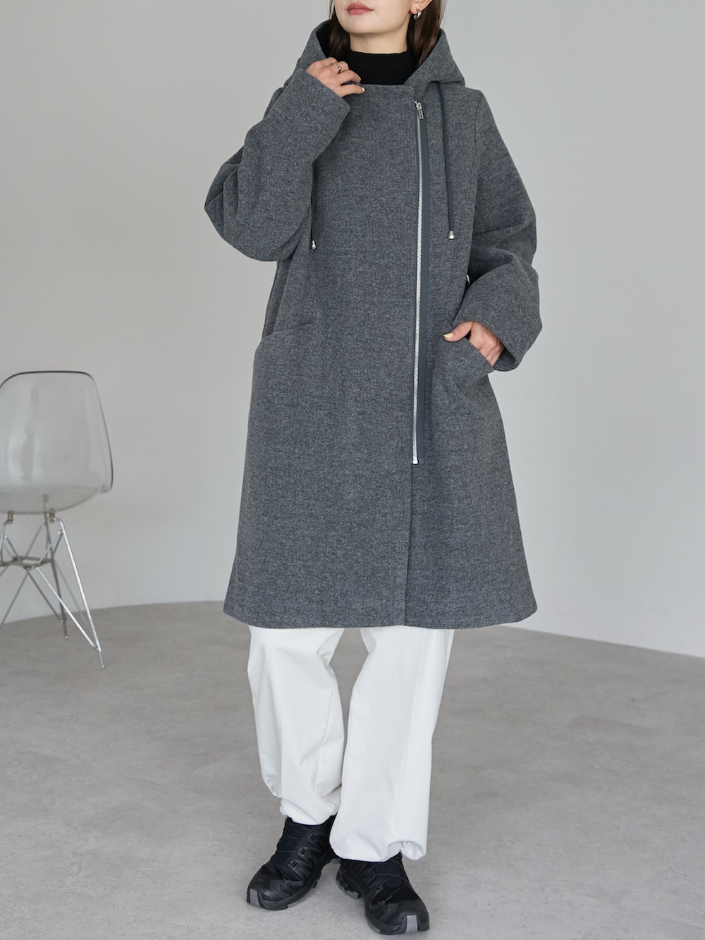 グレー系のその他アウターを着用したレディースの秋コーディネートの4枚目の写真