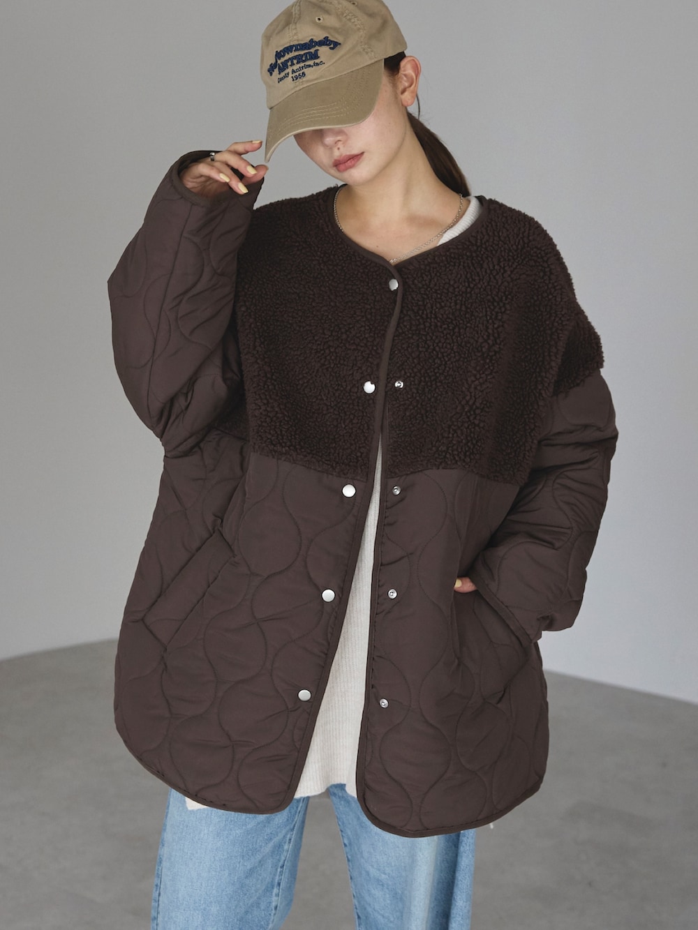 ブラウン系のノーカラージャケットを着用したレディースの冬コーディネートの4枚目の写真