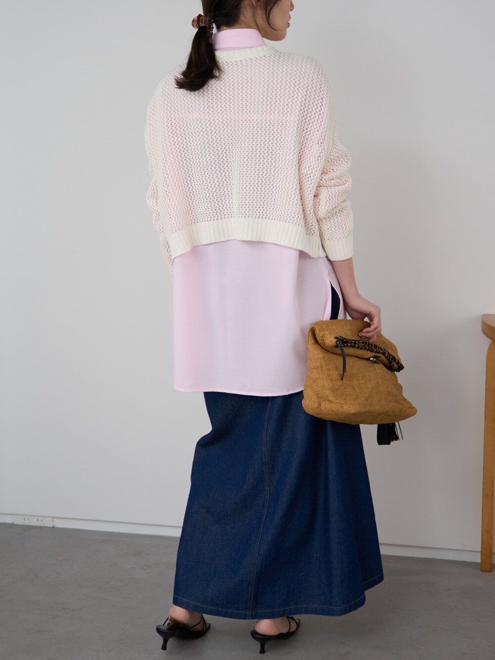 ホワイト系のTシャツ/カットソー、ピンク系のシャツ/ブラウス、ブルー系のデニムスカートを着用したレディースの春コーディネートの5枚目の写真