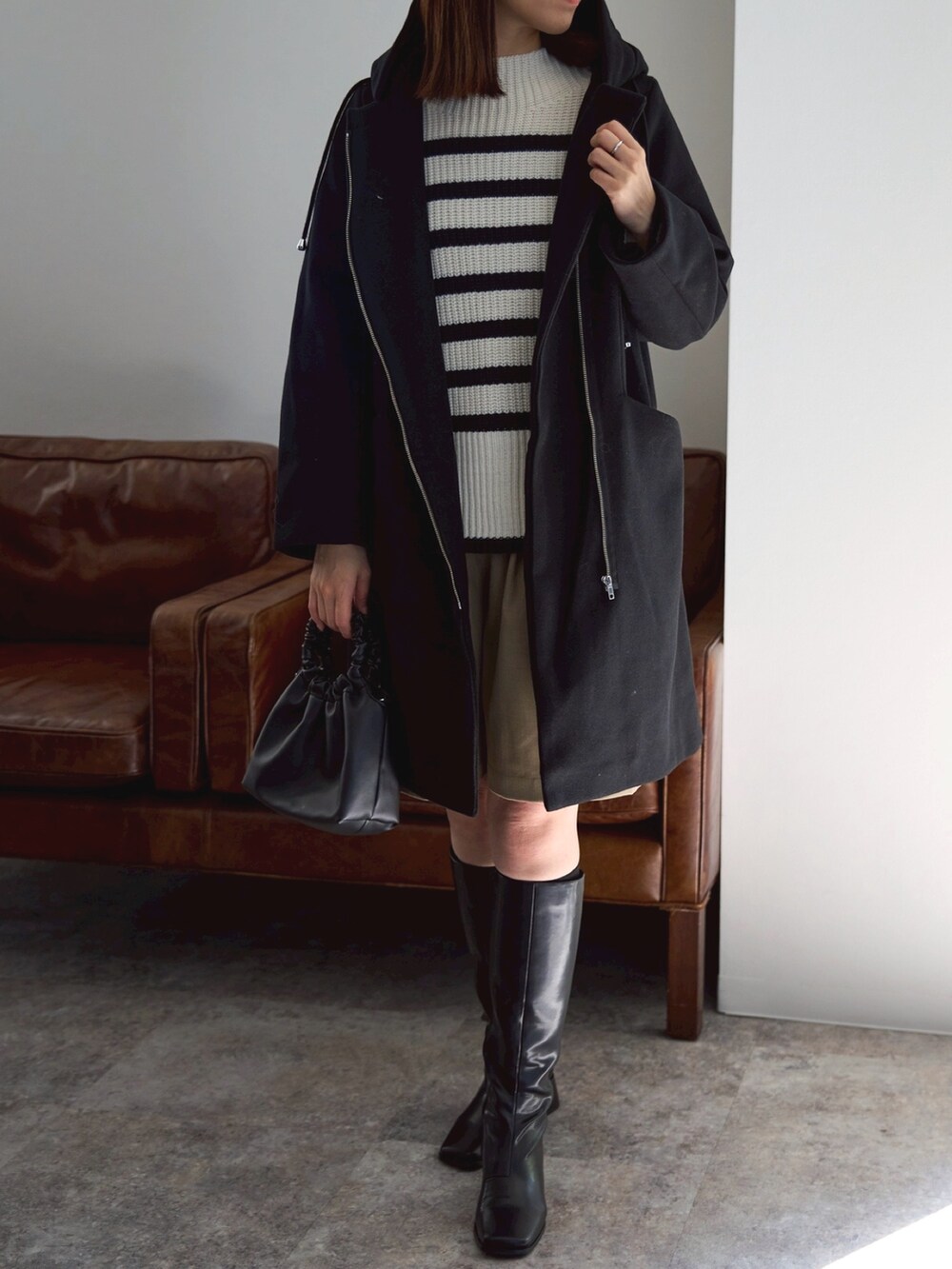 ブラック系のその他アウターを着用したレディースの冬コーディネートの2枚目の写真