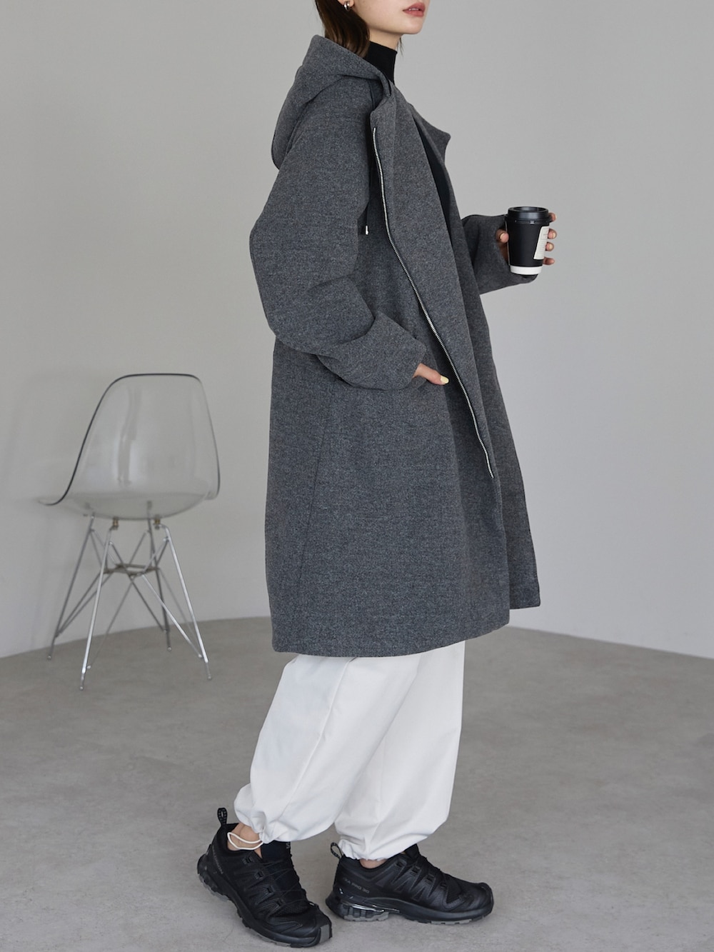 グレー系のその他アウターを着用したレディースの秋コーディネートの2枚目の写真