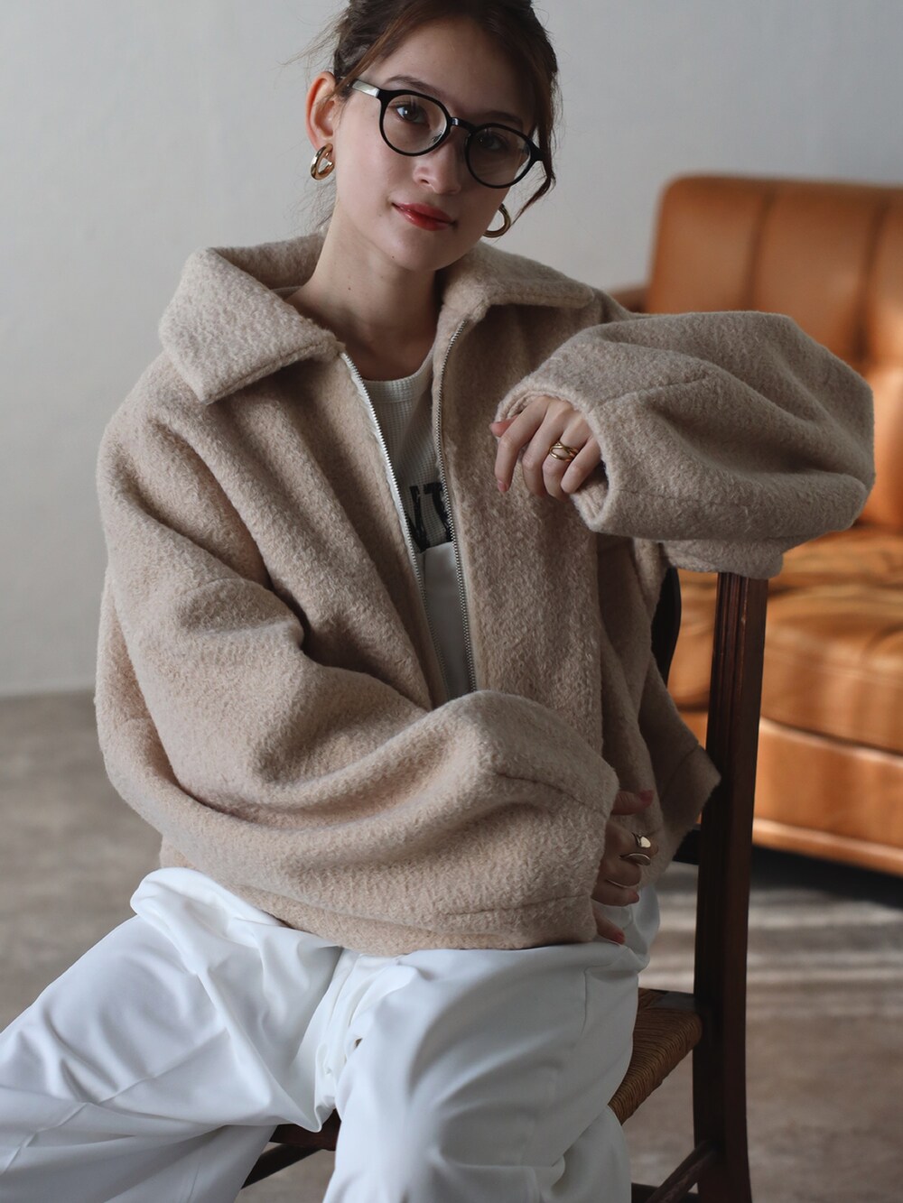 ベージュ系のブルゾンを着用したレディースの秋コーディネートの3枚目の写真