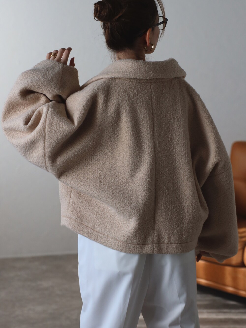 ベージュ系のブルゾンを着用したレディースの秋コーディネートの5枚目の写真