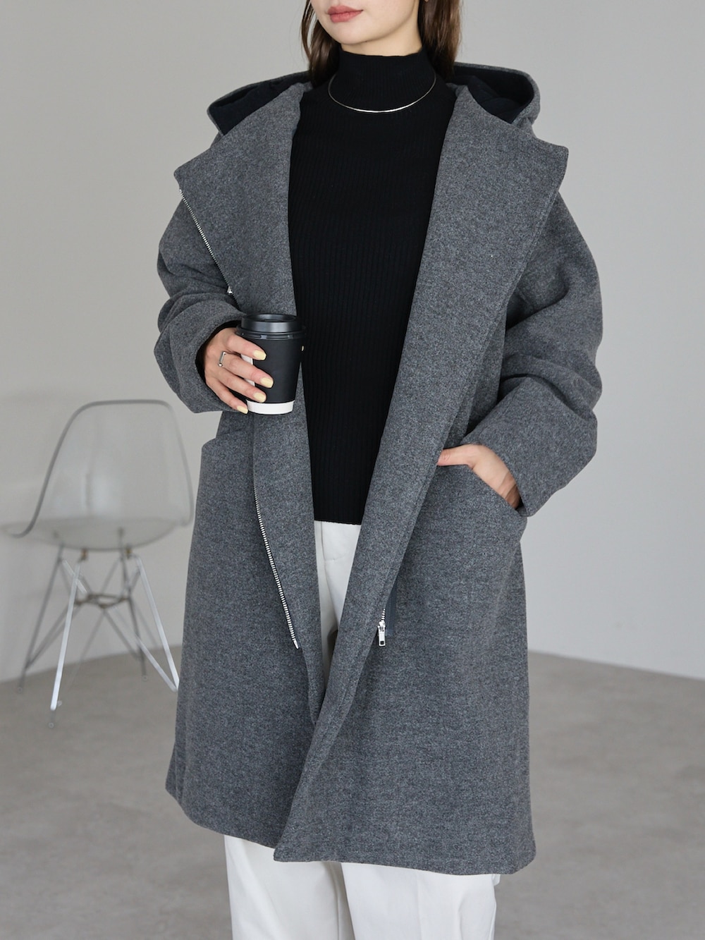 グレー系のその他アウターを着用したレディースの秋コーディネートの3枚目の写真