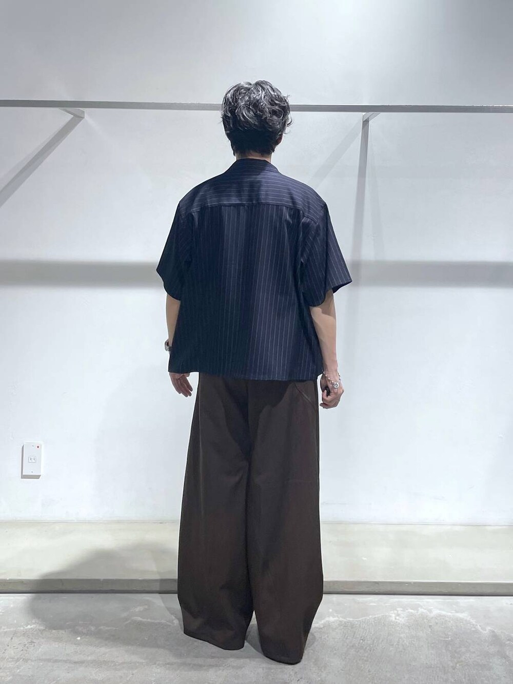ホワイト系のTシャツ/カットソー、ブラック系のスラックス、ブルー系のシャツ/ブラウスを着用したメンズの夏コーディネートの3枚目の写真