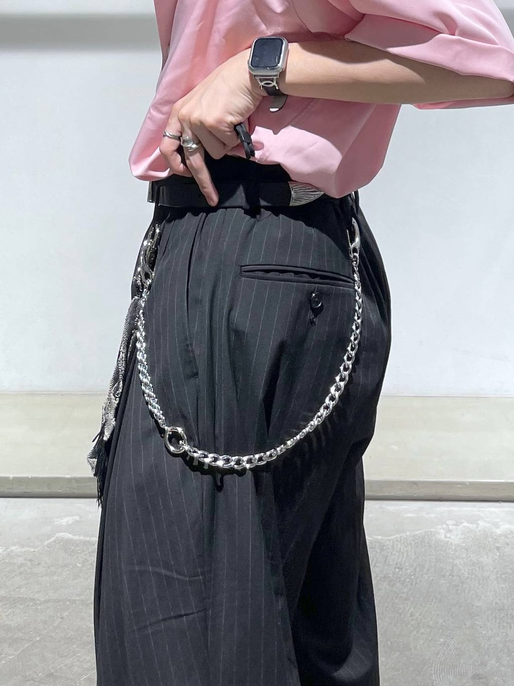 ブラック系のショルダーバッグ、ホワイト系のタンクトップ、その他のスラックスを着用したメンズの夏コーディネートの6枚目の写真