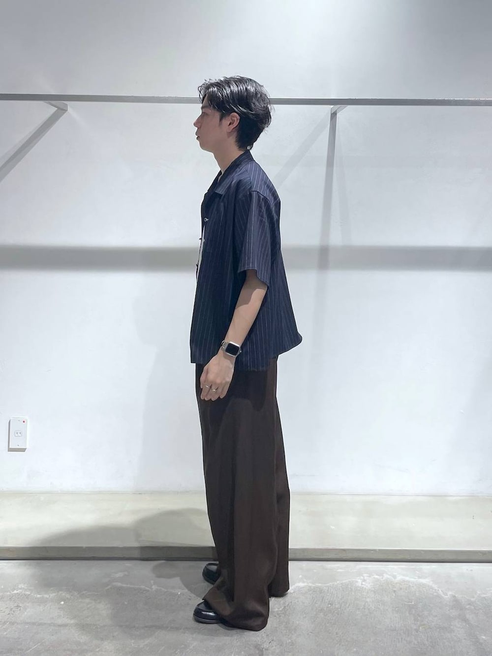 ホワイト系のTシャツ/カットソー、ブラック系のスラックス、ブルー系のシャツ/ブラウスを着用したメンズの夏コーディネートの2枚目の写真