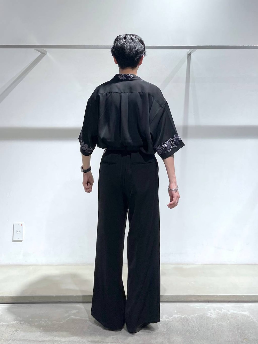 ブラック系のスラックス、ブラック系のシャツ/ブラウス、ホワイト系のタンクトップを着用したメンズの夏コーディネートの3枚目の写真