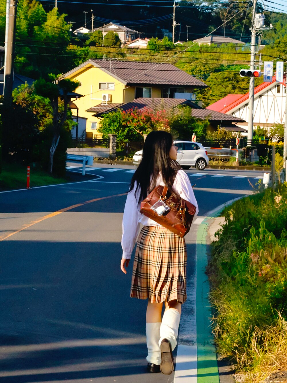 ブラウン系のスカートを着用したレディースの秋コーディネートの3枚目の写真