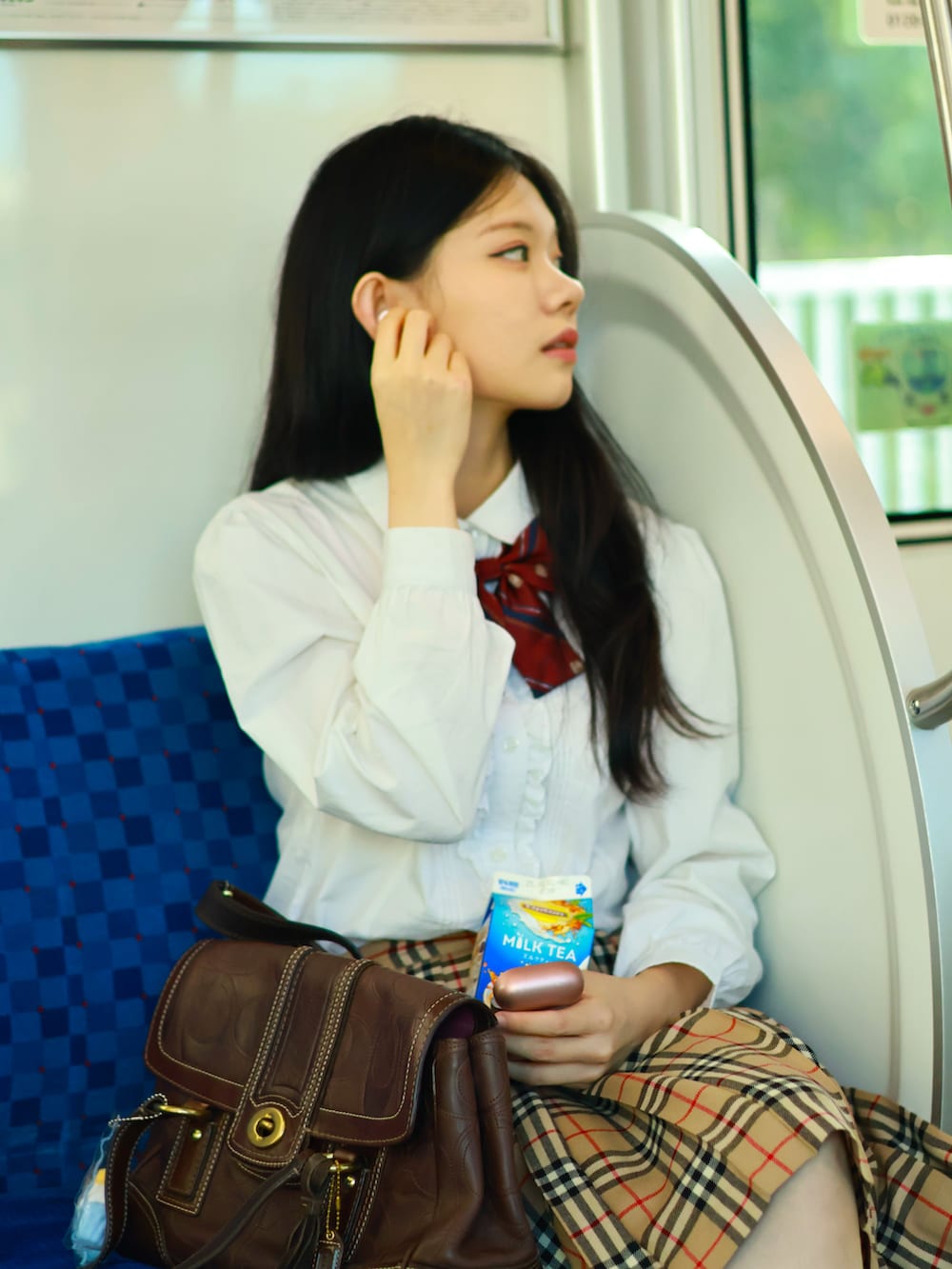 ブラウン系のスカートを着用したレディースの秋コーディネートの2枚目の写真