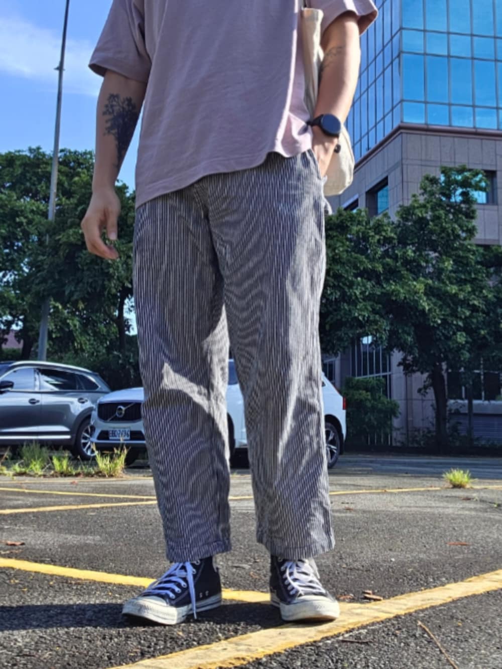 パープル系のTシャツ/カットソー、その他のパンツ、ブラック系のスニーカーを着用したメンズの夏コーディネートの3枚目の写真
