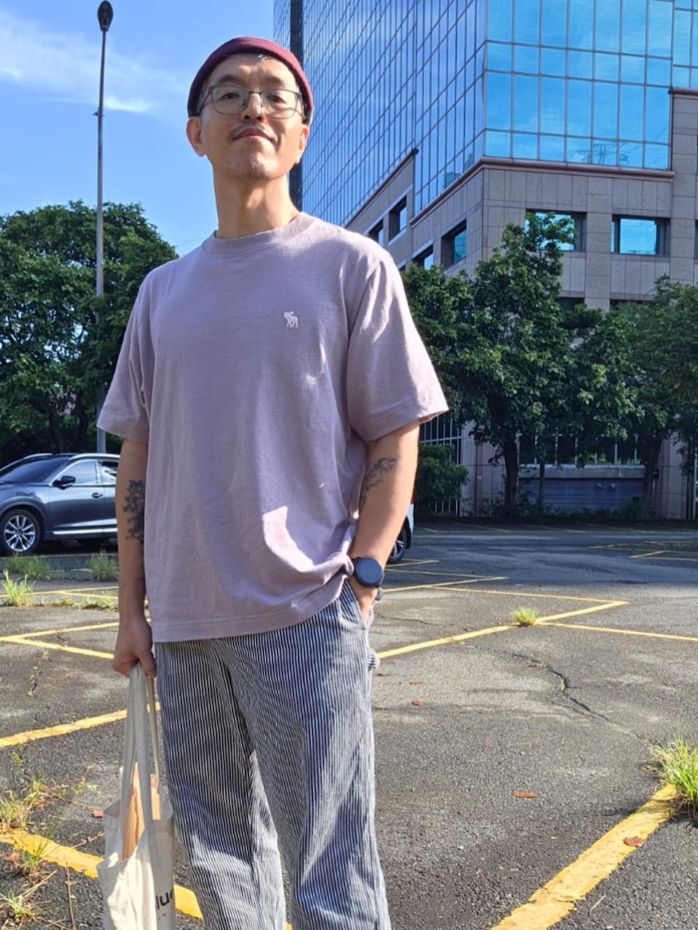 パープル系のTシャツ/カットソー、その他のパンツ、ブラック系のスニーカーを着用したメンズの夏コーディネートの2枚目の写真
