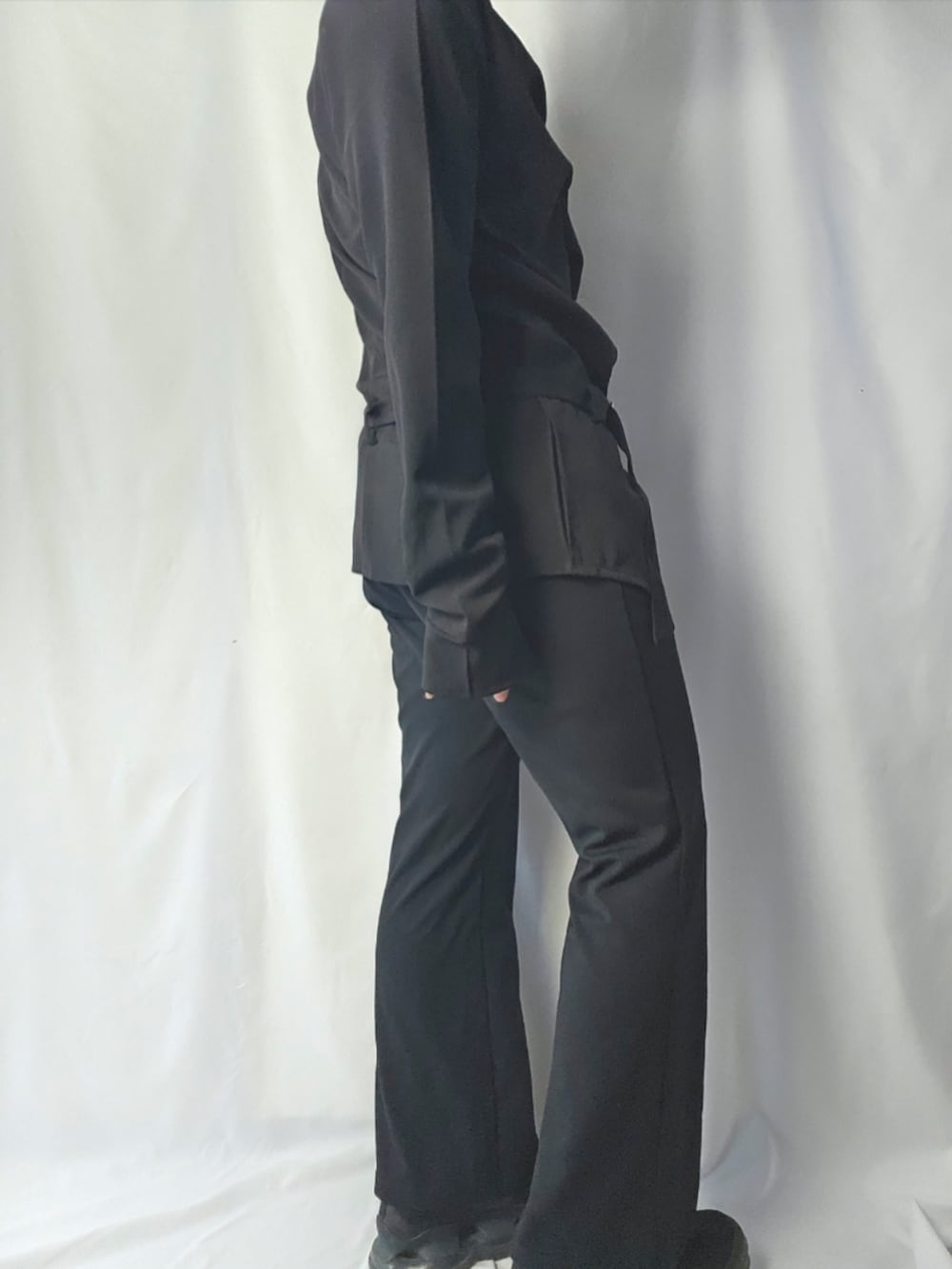 ブラック系のTシャツ/カットソー、ブラック系のパンツ、ブラック系のスニーカーを着用したレディースの秋コーディネートの2枚目の写真