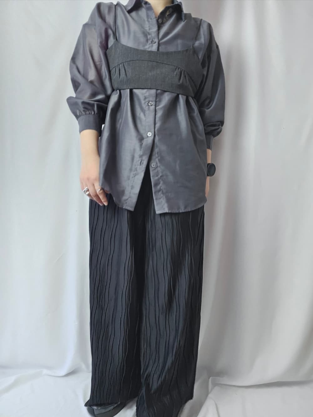 ブラック系のその他パンツ、グレー系のその他トップス、ブラック系のスニーカーを着用したレディースの秋コーディネートの2枚目の写真