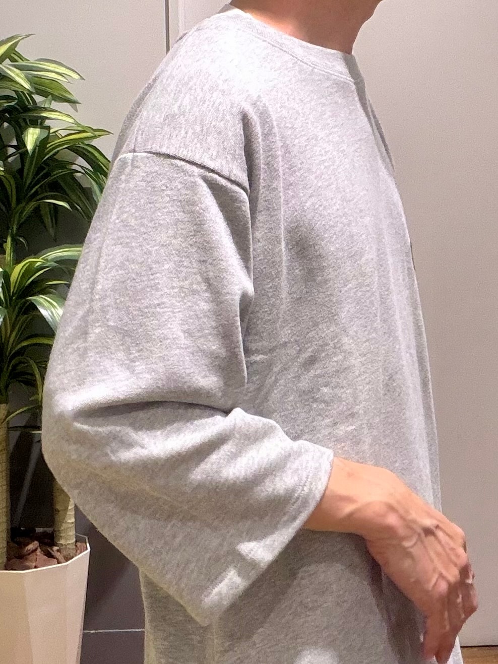 ブラック系のその他パンツ、グリーン系のシャツ/ブラウス、グレー系のTシャツ/カットソーを着用したメンズの秋コーディネートの8枚目の写真