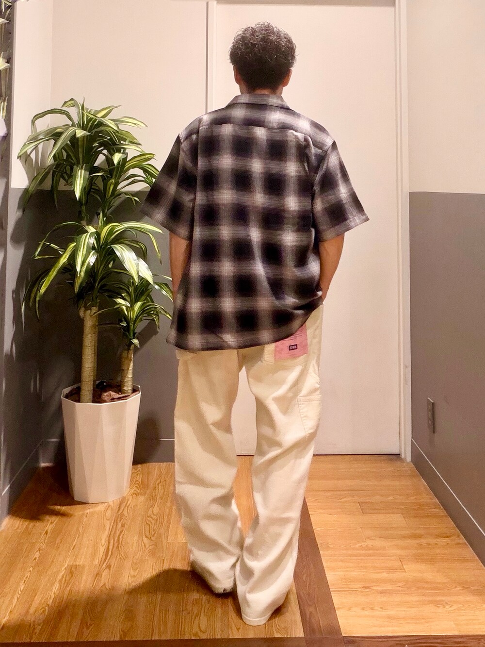 ホワイト系のTシャツ/カットソー、ブラック系のシャツ/ブラウスを着用したメンズの春コーディネートの3枚目の写真
