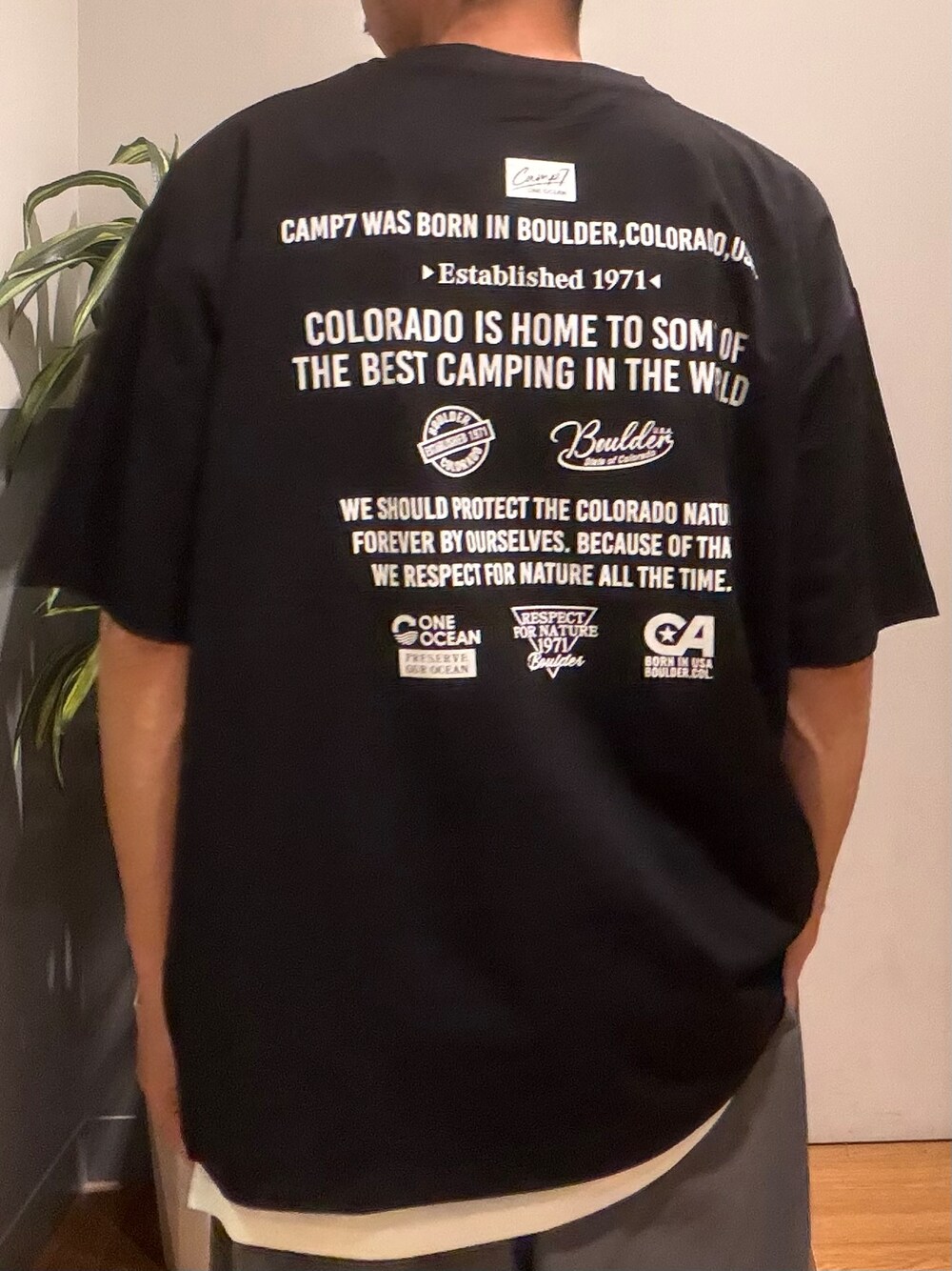 ブラック系のTシャツ/カットソー、グレー系のその他パンツを着用したメンズの春コーディネートの4枚目の写真