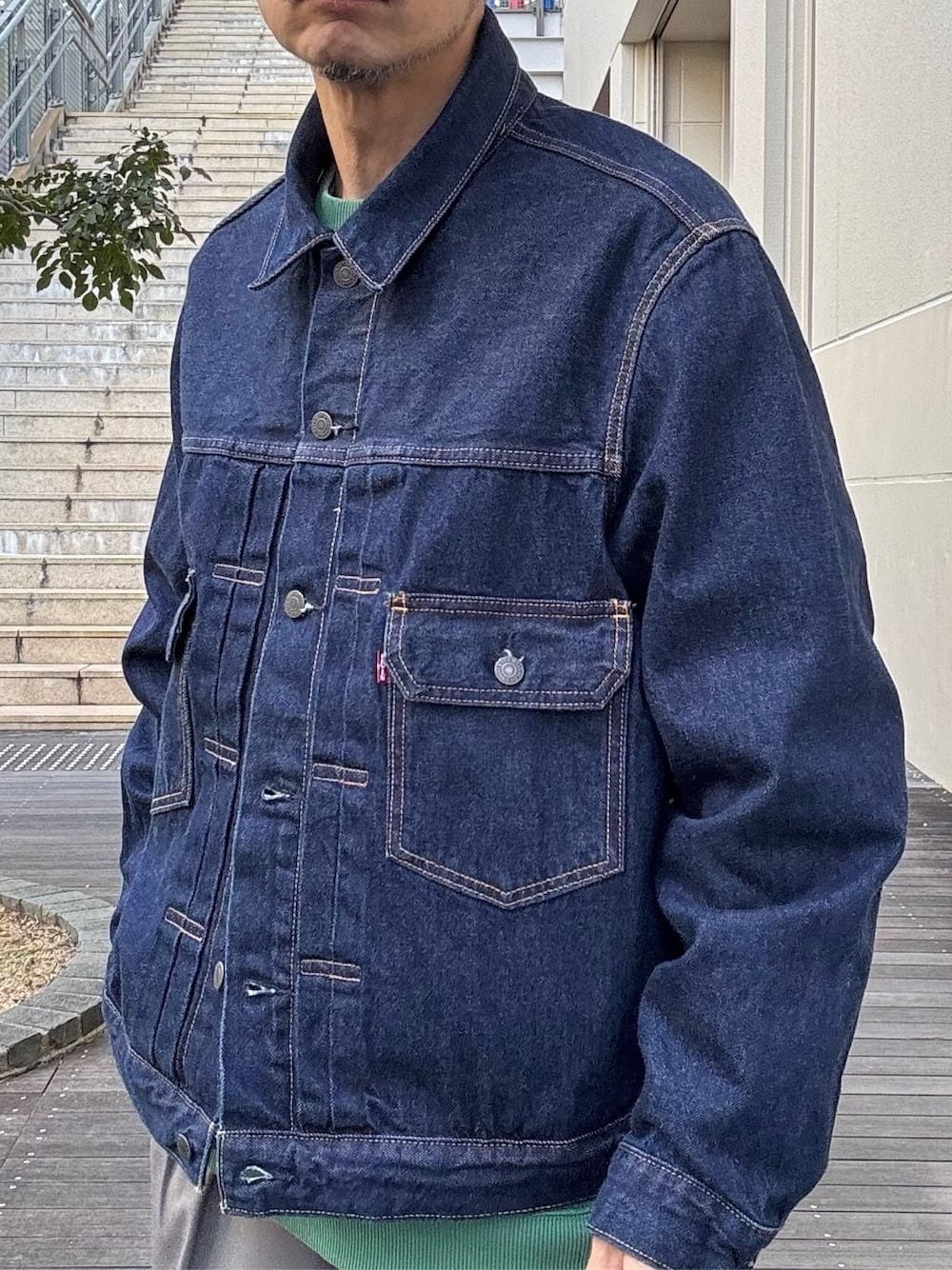 グレー系のその他パンツ、ブルー系のデニムジャケットを着用したメンズの夏コーディネートの5枚目の写真