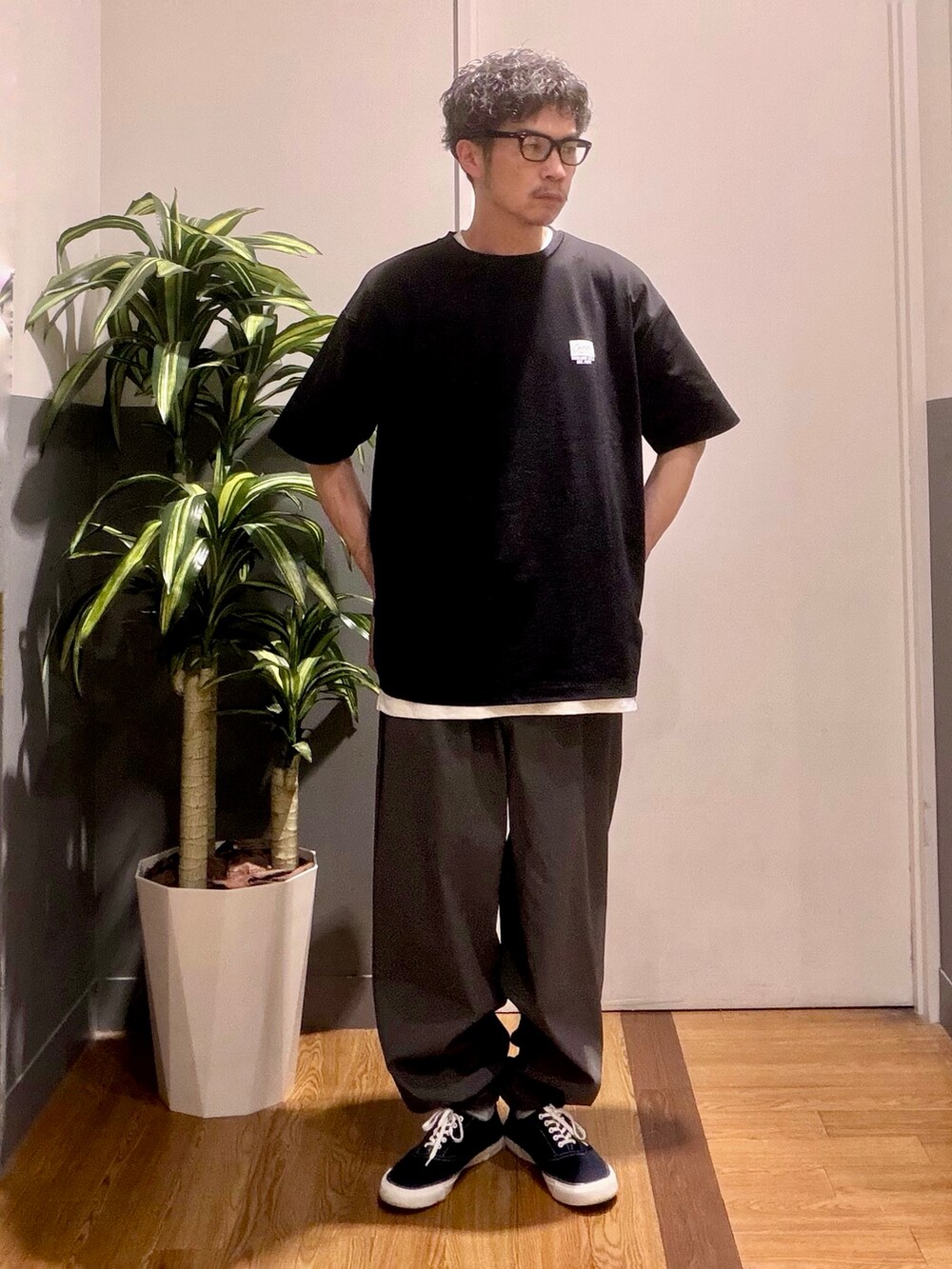 ブラック系のTシャツ/カットソー、グレー系のその他パンツを着用したメンズの春コーディネートの2枚目の写真