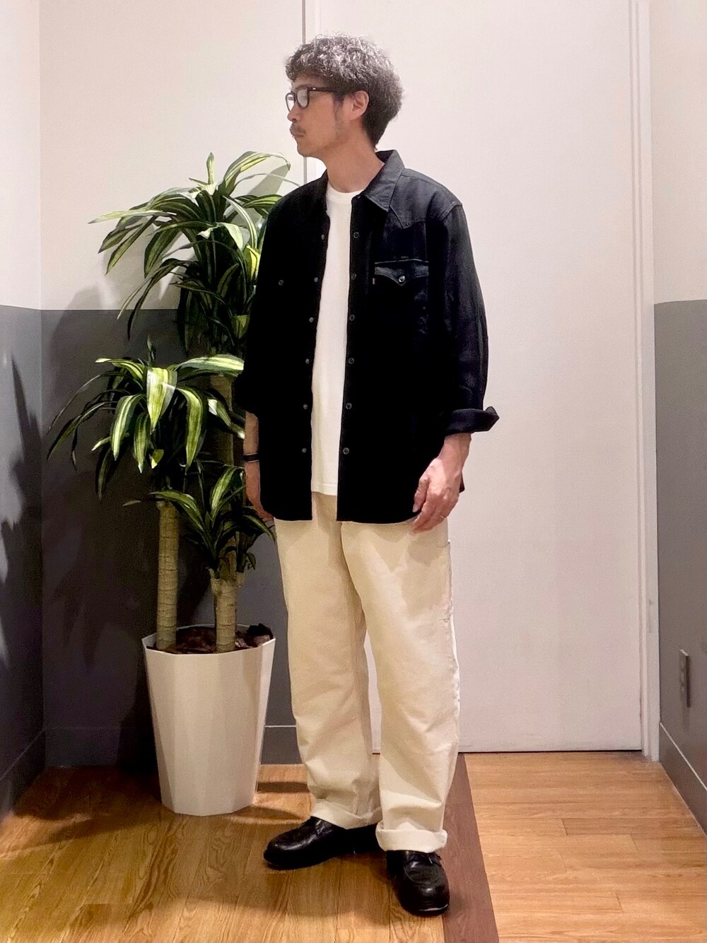 ホワイト系のデニムパンツ、ホワイト系のTシャツ/カットソー、ブラック系のシャツ/ブラウスを着用したメンズの夏コーディネートの2枚目の写真
