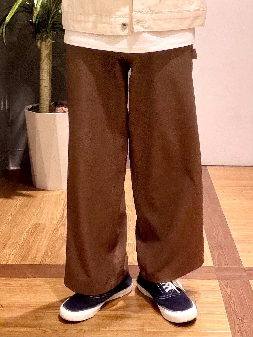 ホワイト系のTシャツ/カットソー、ブラウン系のその他パンツ、ホワイト系のデニムジャケットを着用したメンズの春コーディネートの7枚目の写真