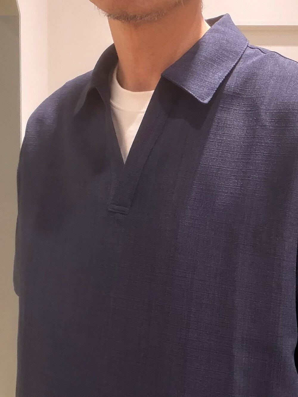 ホワイト系のTシャツ/カットソー、ブルー系のTシャツ/カットソーを着用したメンズの春コーディネートの5枚目の写真