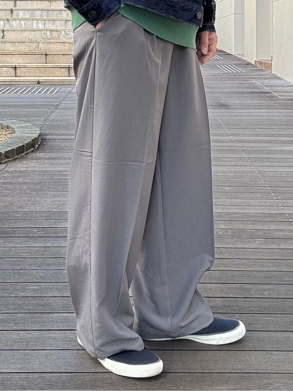 グレー系のその他パンツ、ブルー系のデニムジャケットを着用したメンズの夏コーディネートの9枚目の写真