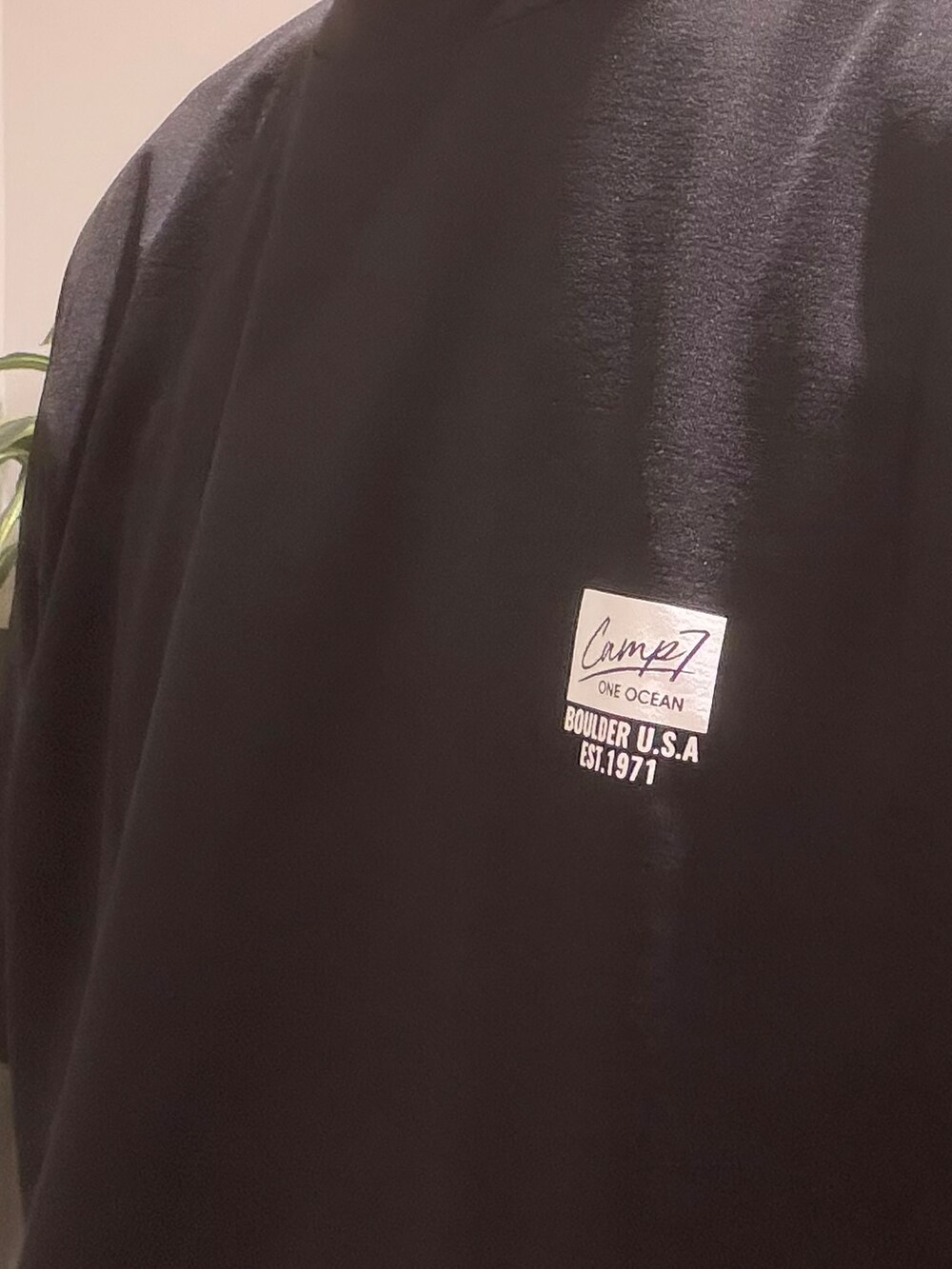 ブラック系のTシャツ/カットソー、グレー系のその他パンツを着用したメンズの春コーディネートの6枚目の写真