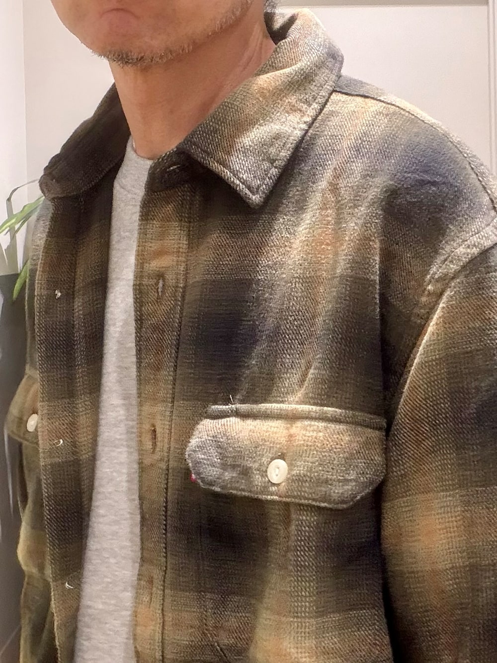 ブラック系のその他パンツ、グリーン系のシャツ/ブラウス、グレー系のTシャツ/カットソーを着用したメンズの秋コーディネートの5枚目の写真