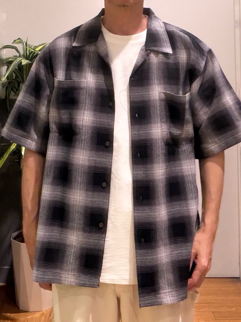 ホワイト系のTシャツ/カットソー、ブラック系のシャツ/ブラウスを着用したメンズの春コーディネートの4枚目の写真