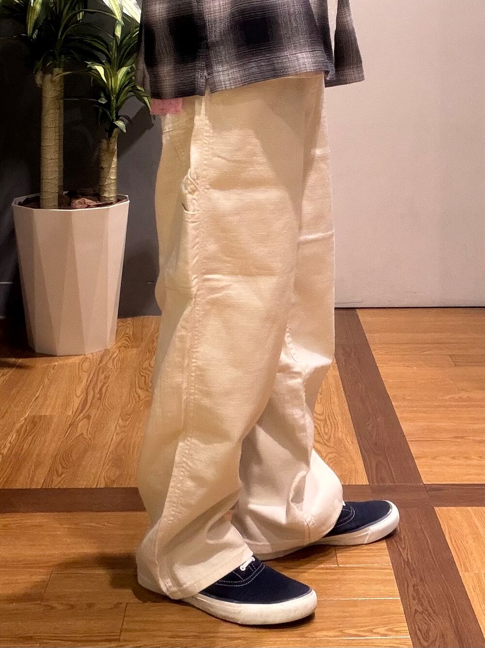 ホワイト系のTシャツ/カットソー、ブラック系のシャツ/ブラウスを着用したメンズの春コーディネートの10枚目の写真