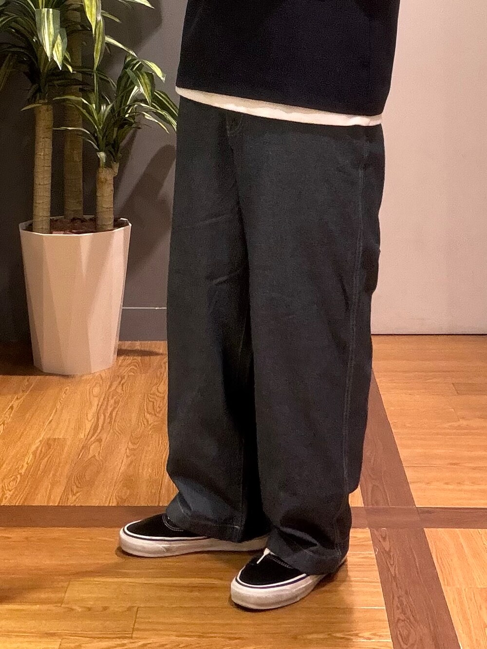 ホワイト系のTシャツ/カットソー、ブルー系のTシャツ/カットソーを着用したメンズの春コーディネートの6枚目の写真