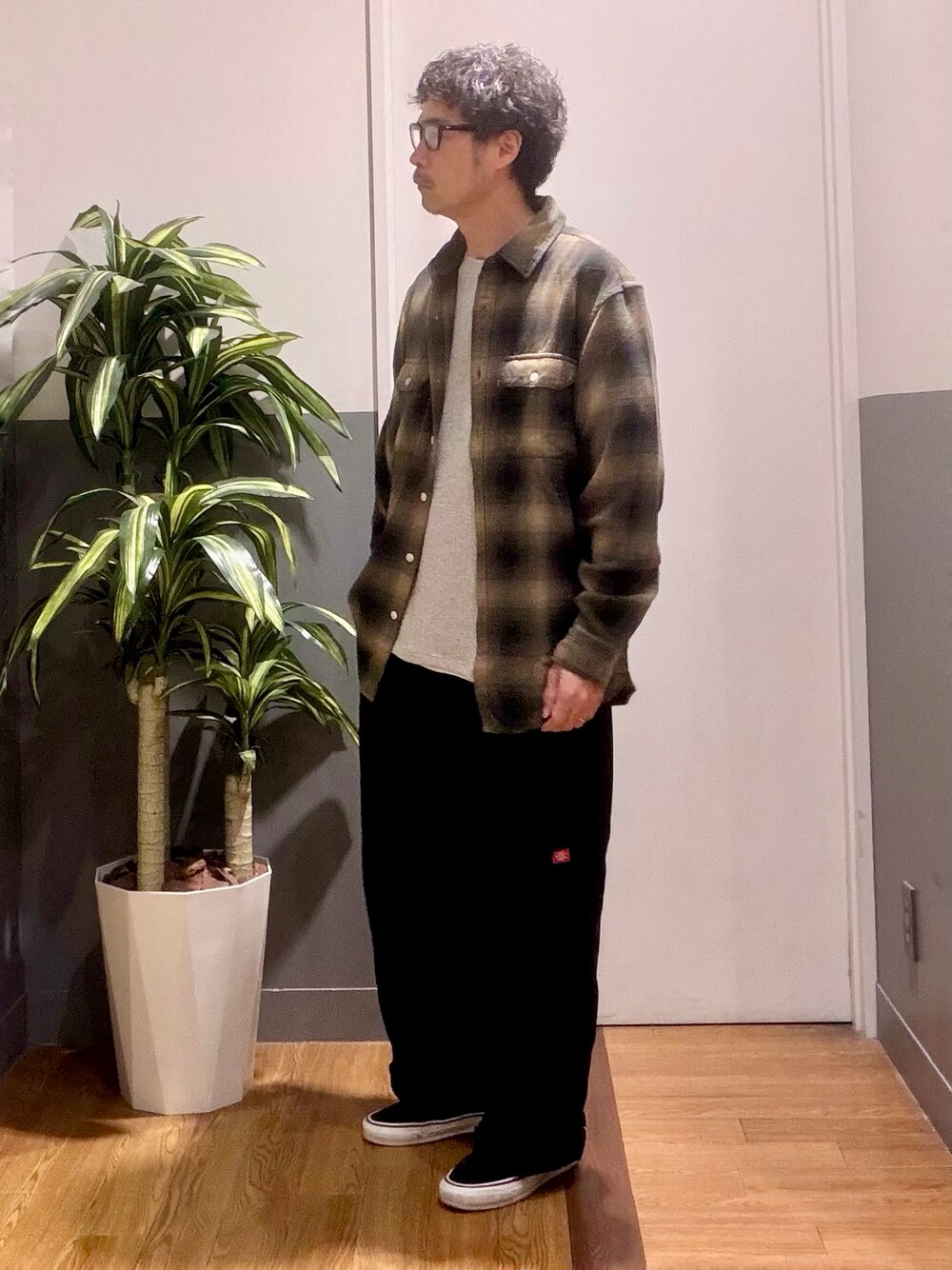 ブラック系のその他パンツ、グリーン系のシャツ/ブラウス、グレー系のTシャツ/カットソーを着用したメンズの秋コーディネートの2枚目の写真