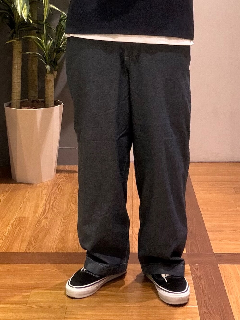 ホワイト系のTシャツ/カットソー、ブルー系のTシャツ/カットソーを着用したメンズの春コーディネートの7枚目の写真