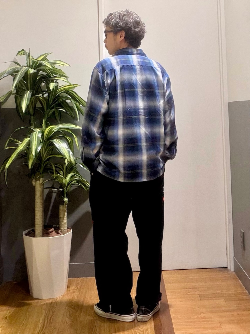 ブラック系のその他パンツ、ブラック系のTシャツ/カットソー、ブルー系のシャツ/ブラウスを着用したメンズの秋コーディネートの2枚目の写真
