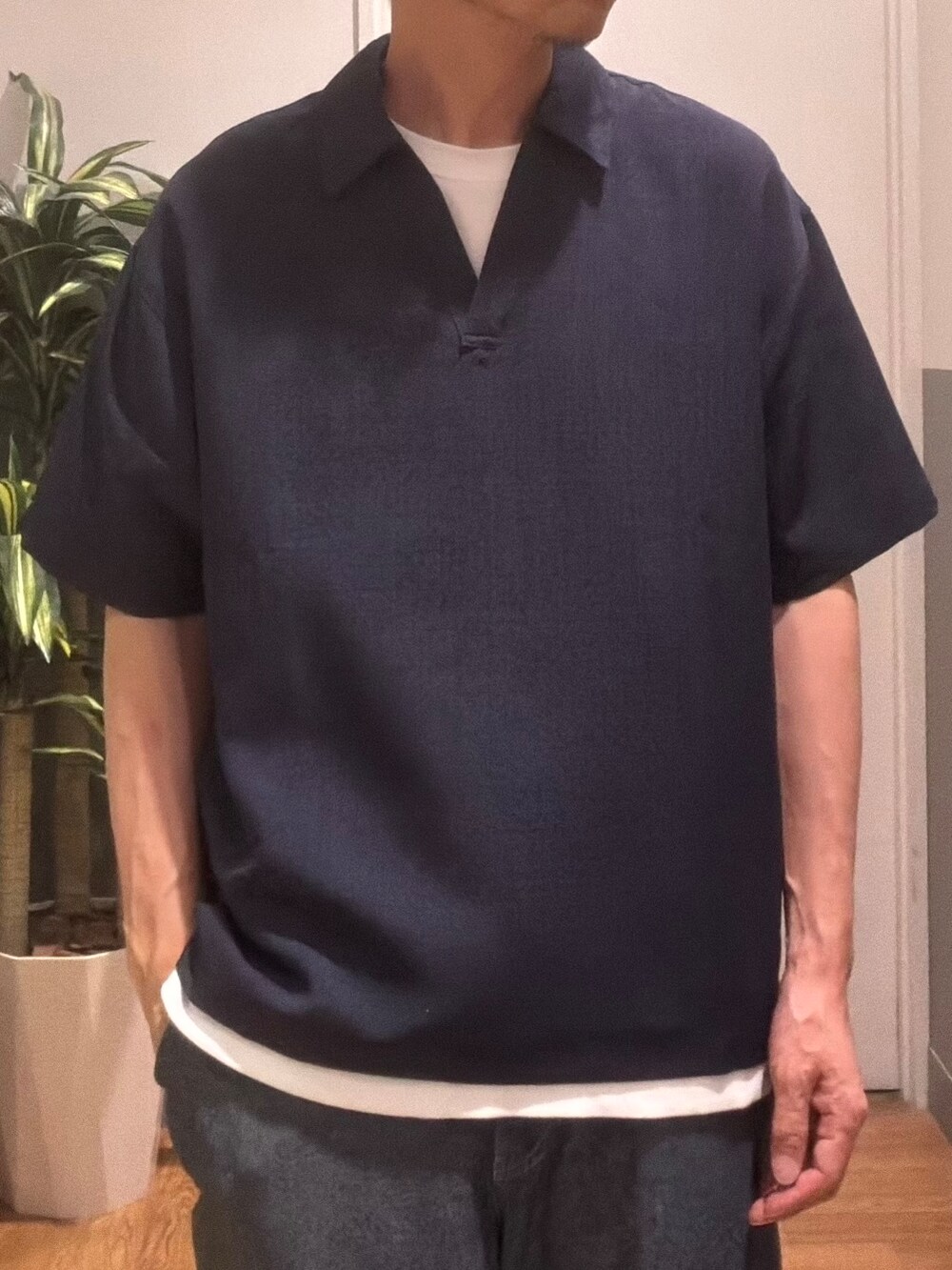 ホワイト系のTシャツ/カットソー、ブルー系のTシャツ/カットソーを着用したメンズの春コーディネートの4枚目の写真