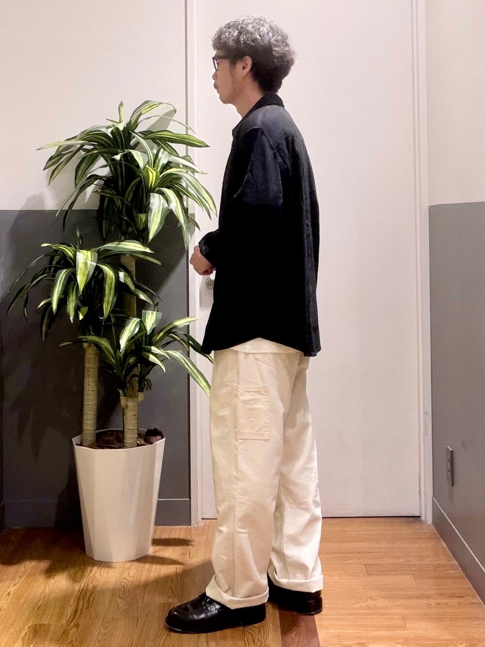 ホワイト系のデニムパンツ、ホワイト系のTシャツ/カットソー、ブラック系のシャツ/ブラウスを着用したメンズの夏コーディネートの3枚目の写真