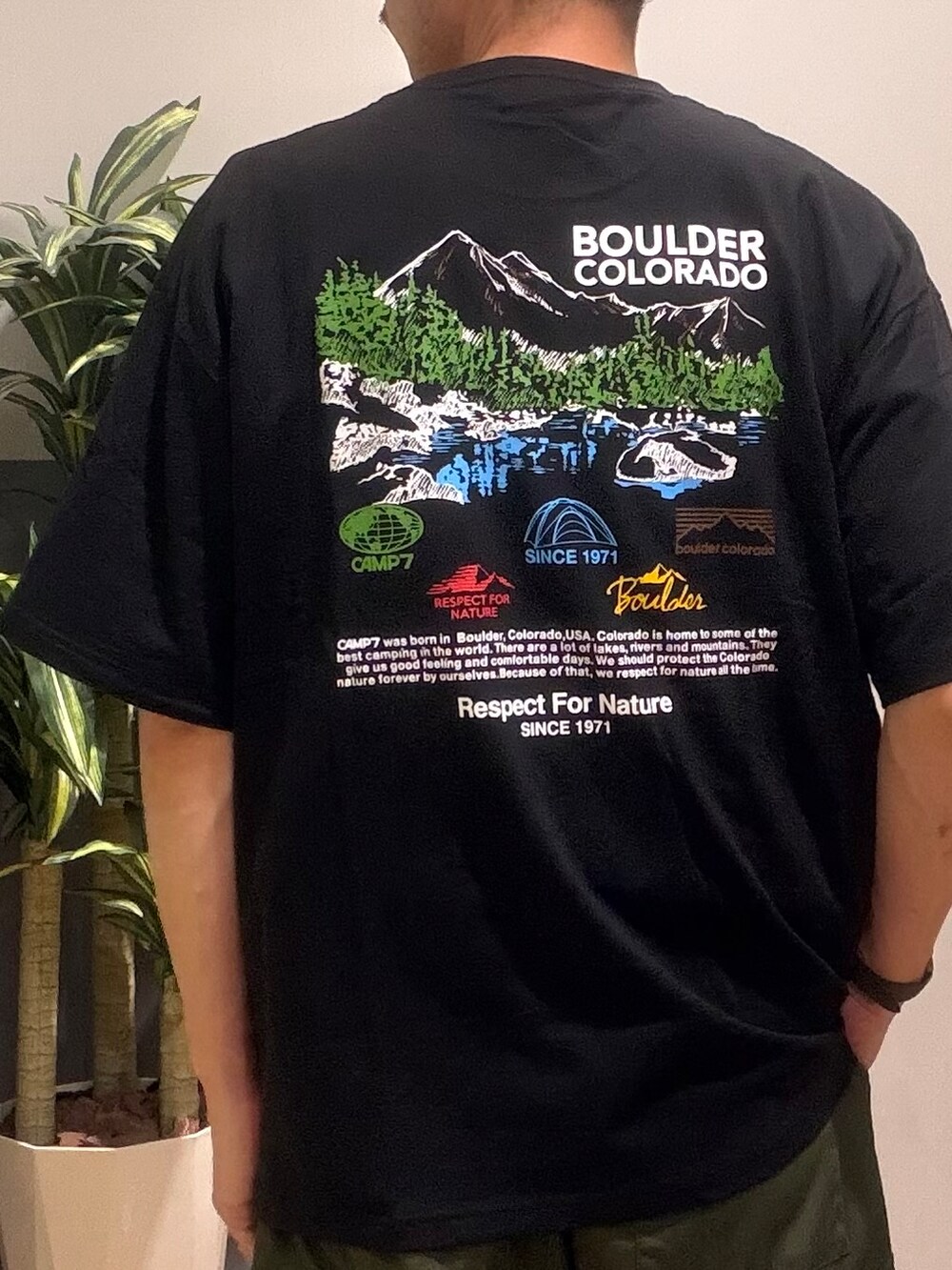 グリーン系のその他パンツ、ブラック系のTシャツ/カットソーを着用したメンズの夏コーディネートの3枚目の写真