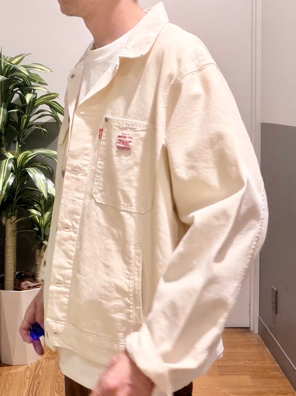 ホワイト系のTシャツ/カットソー、ブラウン系のその他パンツ、ホワイト系のデニムジャケットを着用したメンズの春コーディネートの6枚目の写真