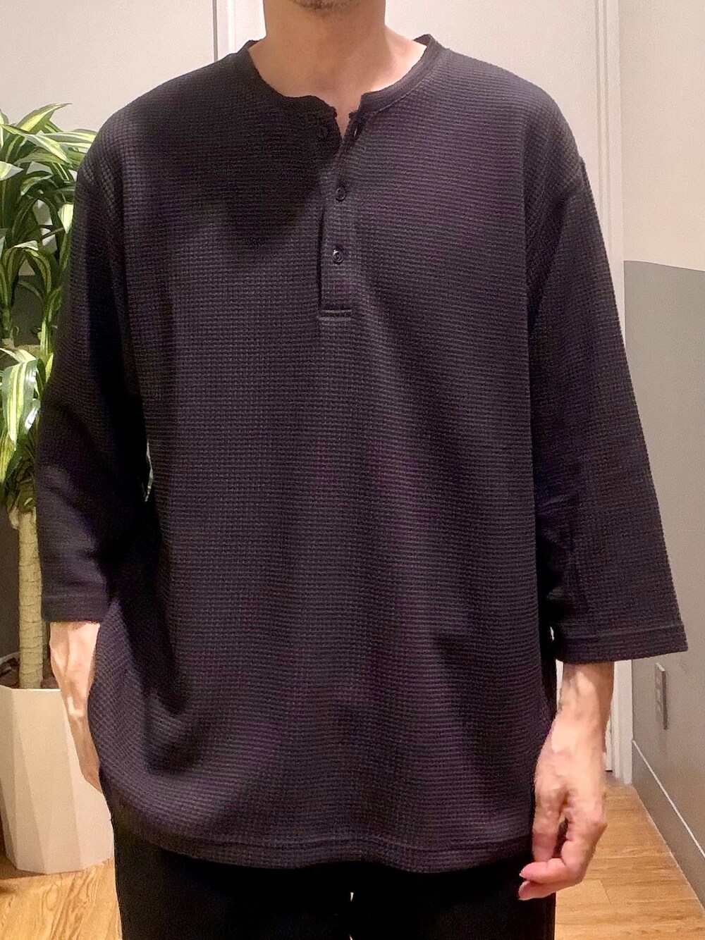 ブラック系のその他パンツ、ブラック系のTシャツ/カットソー、ブルー系のシャツ/ブラウスを着用したメンズの秋コーディネートの7枚目の写真