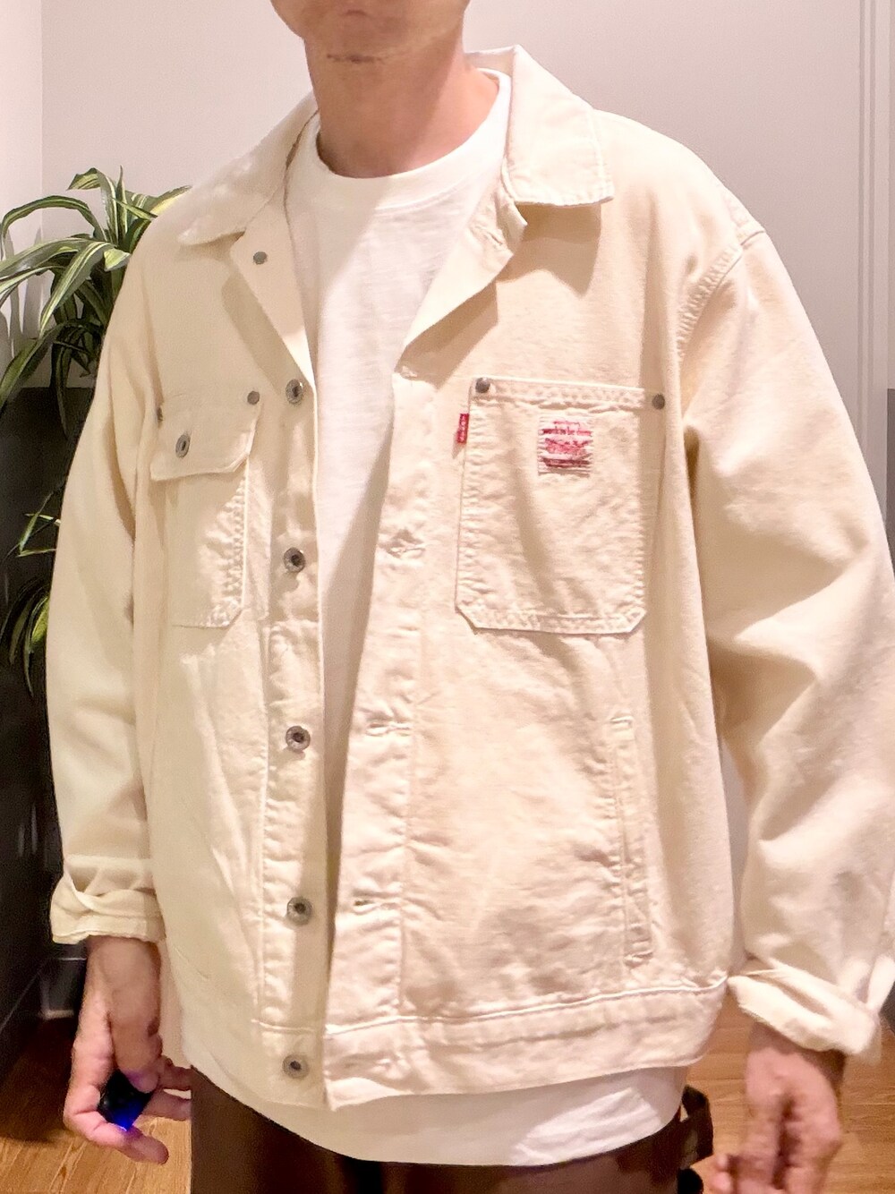 ホワイト系のTシャツ/カットソー、ブラウン系のその他パンツ、ホワイト系のデニムジャケットを着用したメンズの春コーディネートの4枚目の写真