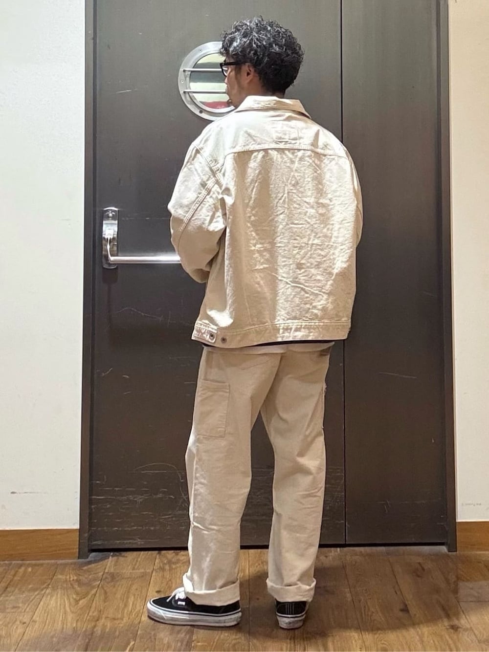 ホワイト系のデニムジャケット、ホワイト系のデニムパンツを着用したメンズの夏コーディネートの3枚目の写真