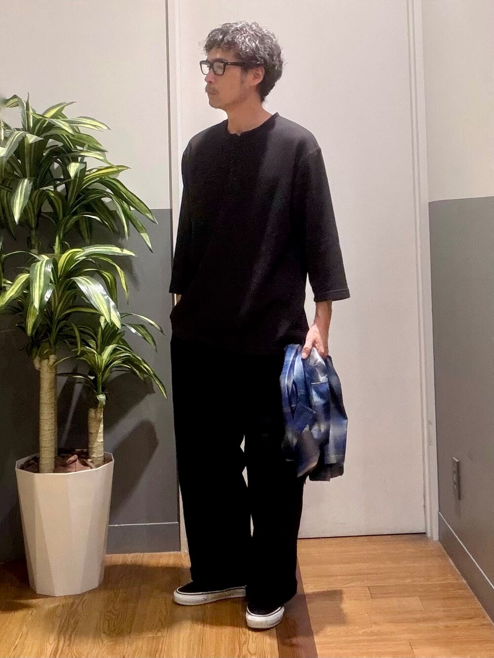 ブラック系のその他パンツ、ブラック系のTシャツ/カットソー、ブルー系のシャツ/ブラウスを着用したメンズの秋コーディネートの6枚目の写真